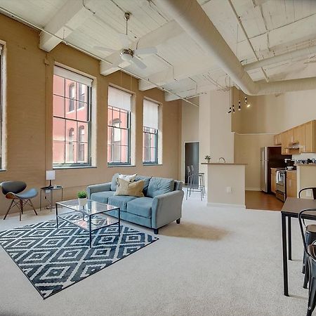 Frontdesk I Sycamore Place Apts Downtown Cincinnati Ruang foto