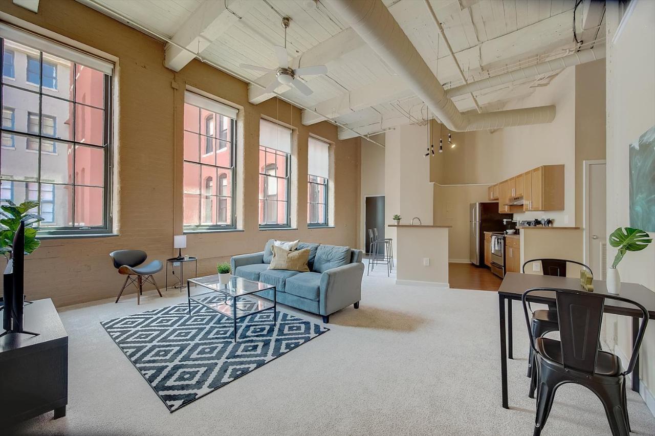 Frontdesk I Sycamore Place Apts Downtown Cincinnati Ruang foto